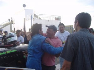Sebita recibiendo un abrazo interminable de su padre y familia al coronarse campeón