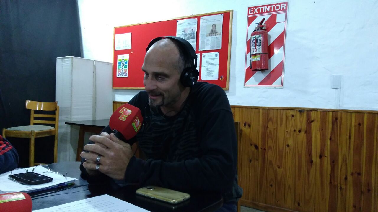 Fernando Taglioretti dialoga con RDE en su estudio de radio