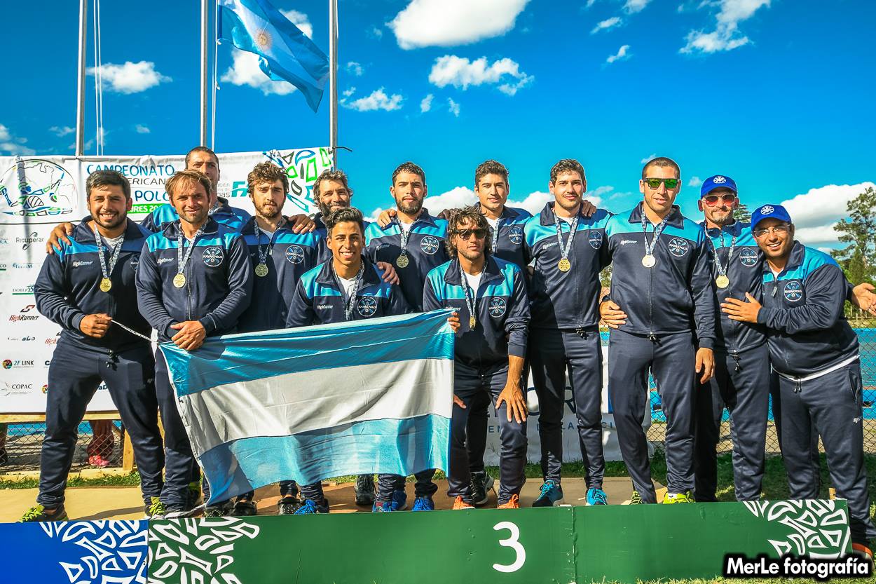 Selección Argentina Masculina en el podio recibiendo medalla de Bronce